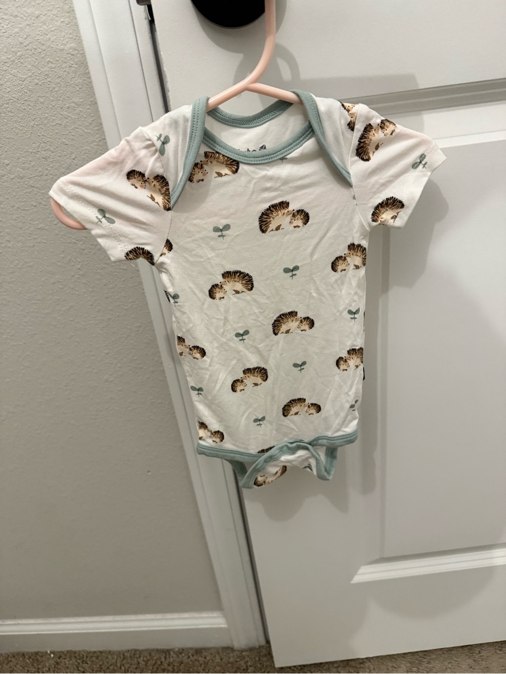 Kyte BABY Bamboo Cream Hedgehog Print Onesie bodysuit with Sage Trim size 0-3